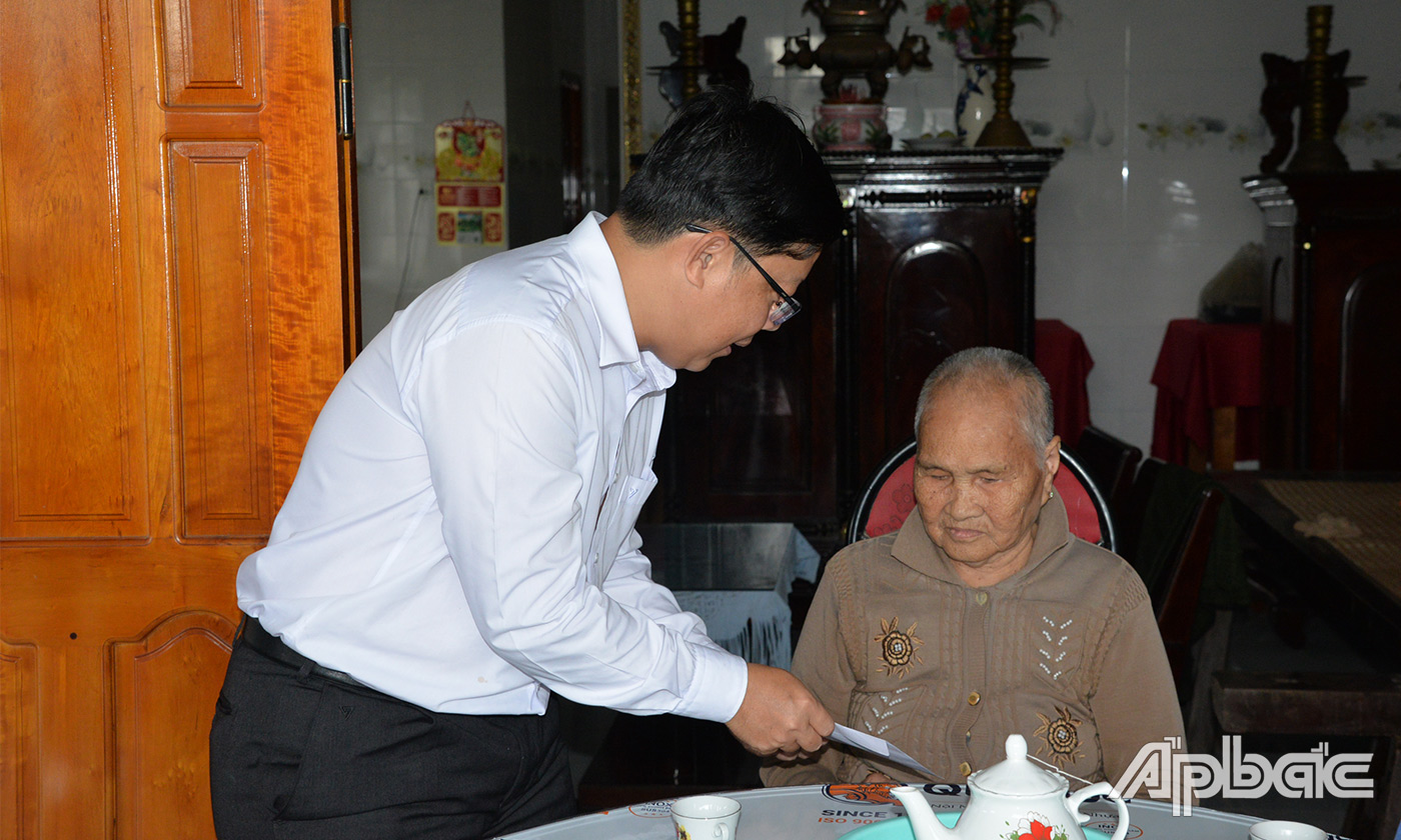 Đồng chí Trần Thanh Nguyên cùng các thành viên trong đoàn đến thăm hỏi sức khỏe, tặng quà Mẹ Việt Nam anh hùng Nguyễn Thị Thơm, tại ấp Hòa Thạnh, xã Bình Tân, huyện Gò Công Tây