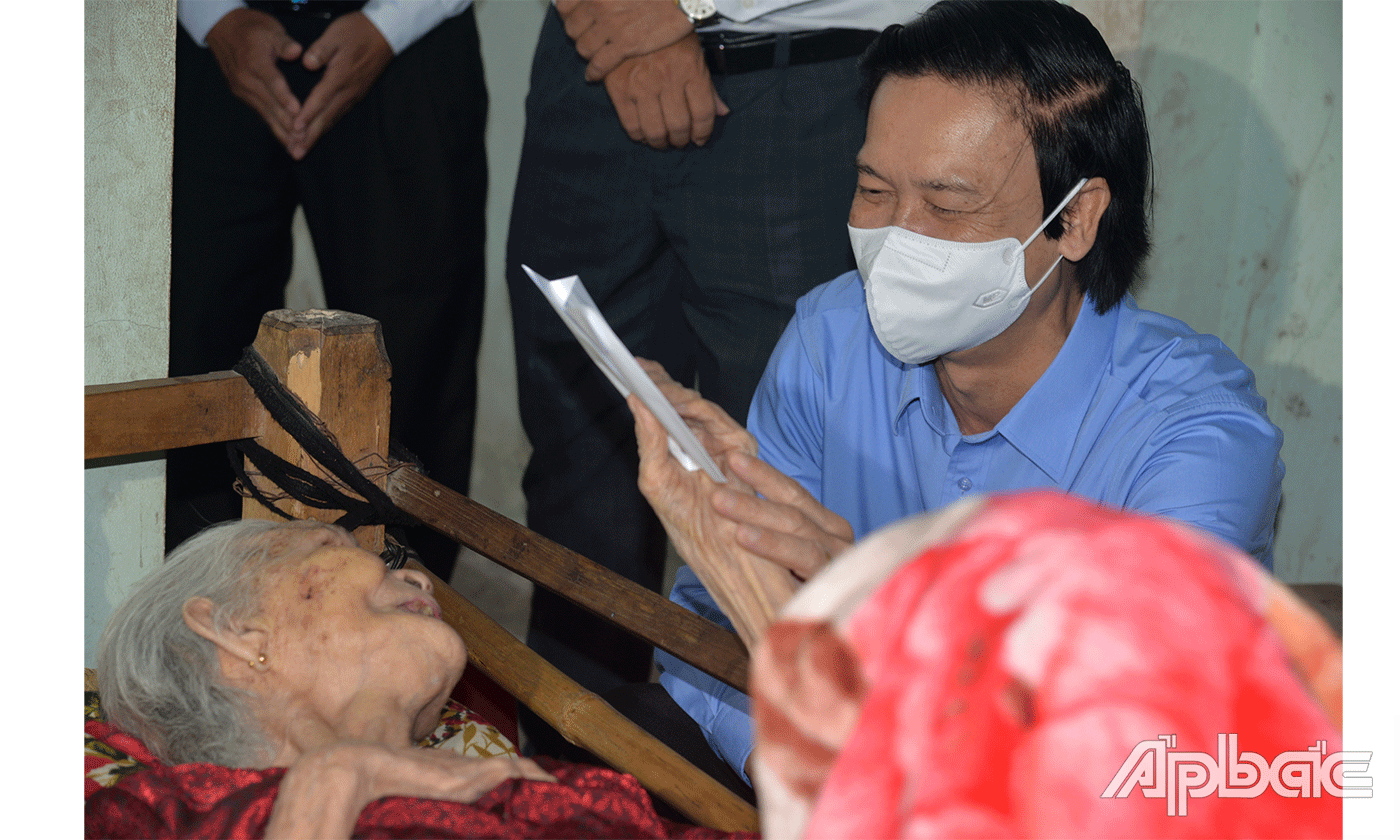 Bí thư Tỉnh uỷ Nguyễn Văn Danh thăm, tặng quà Mẹ Việt Nam Anh hùng Lê Thị Huệ, ấp Tây, xã Nhị Bình.