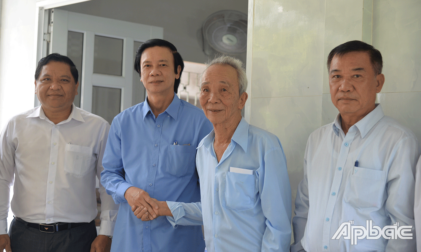 Bí thư Tỉnh uỷ Nguyễn Văn Danh ân cầm thăm hỏi sức khoẻ thương binh Nguyễn Văn Bề, ấp Hưng, xã Nhị Bình.