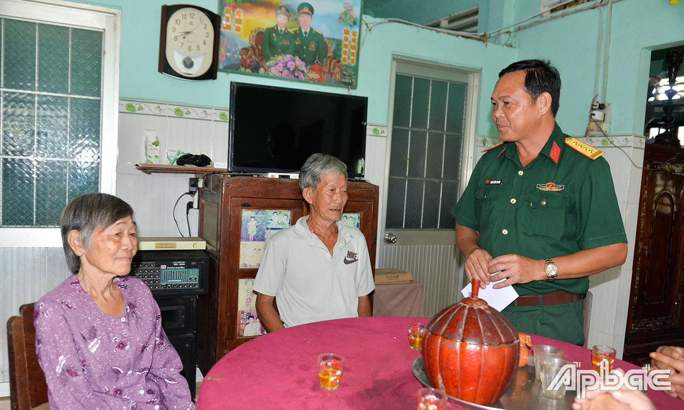 Đại tá Phạm Văn Thanh thăm, tặng quà bà Nguyễn Thị Thanh (bệnh binh 61%) ngụ ấp Cả Thu 1, xã Phú Thạnh.