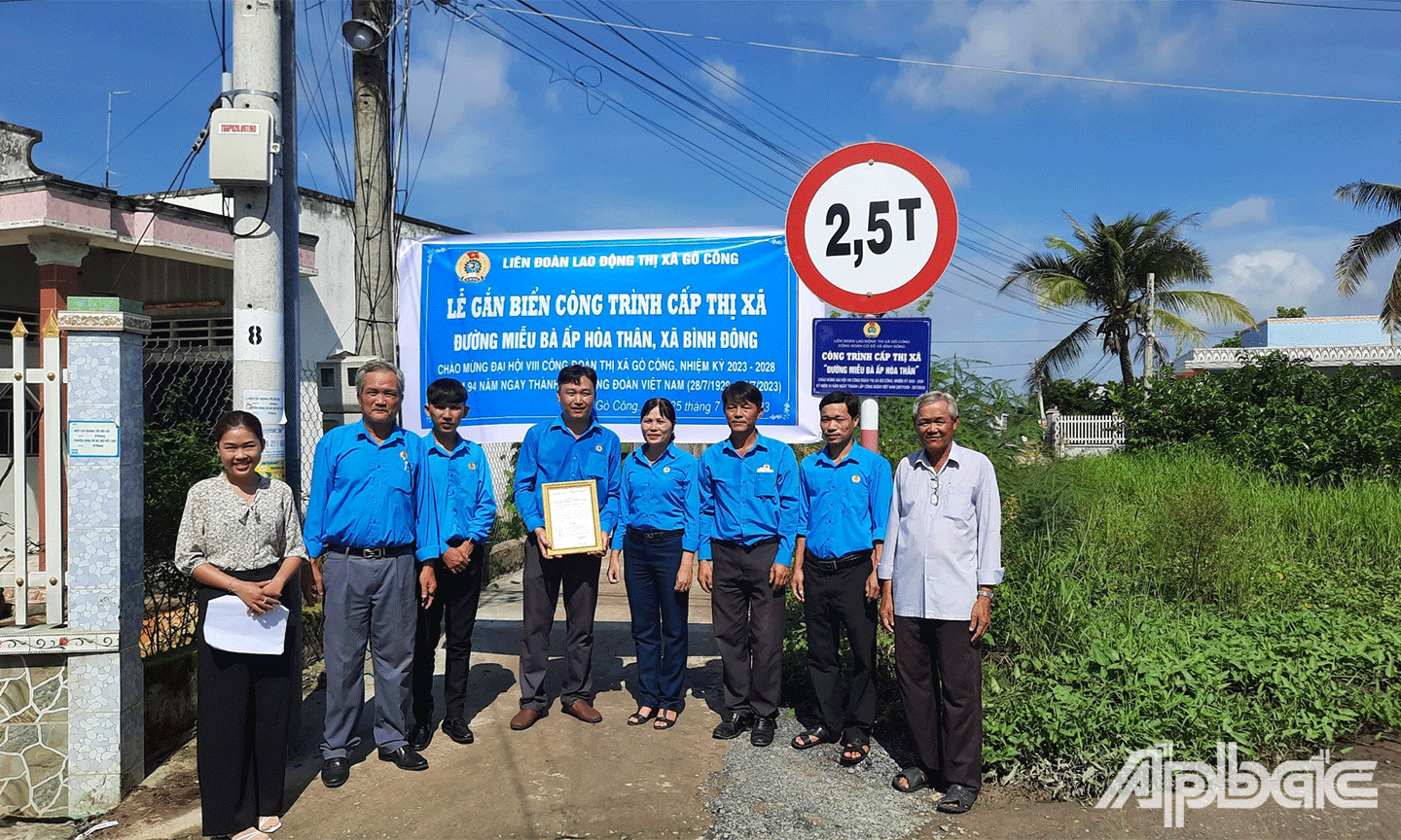 Liên đoàn Lao động thị xã Gò Công đã phối hợp Công đoàn cơ sở xã Bình Đông tổ chức lễ gắn biển công trình cấp thị xã, công trình 