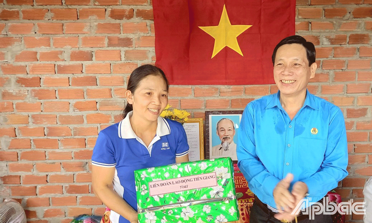 Chủ tịch Liên đoàn Lao động tỉnh Tiền Giang Lê Minh Hùng tặng quà cho đoàn viên tại lễ bàn giao nhà mái ấm Công đoàn cho đoàn viên 