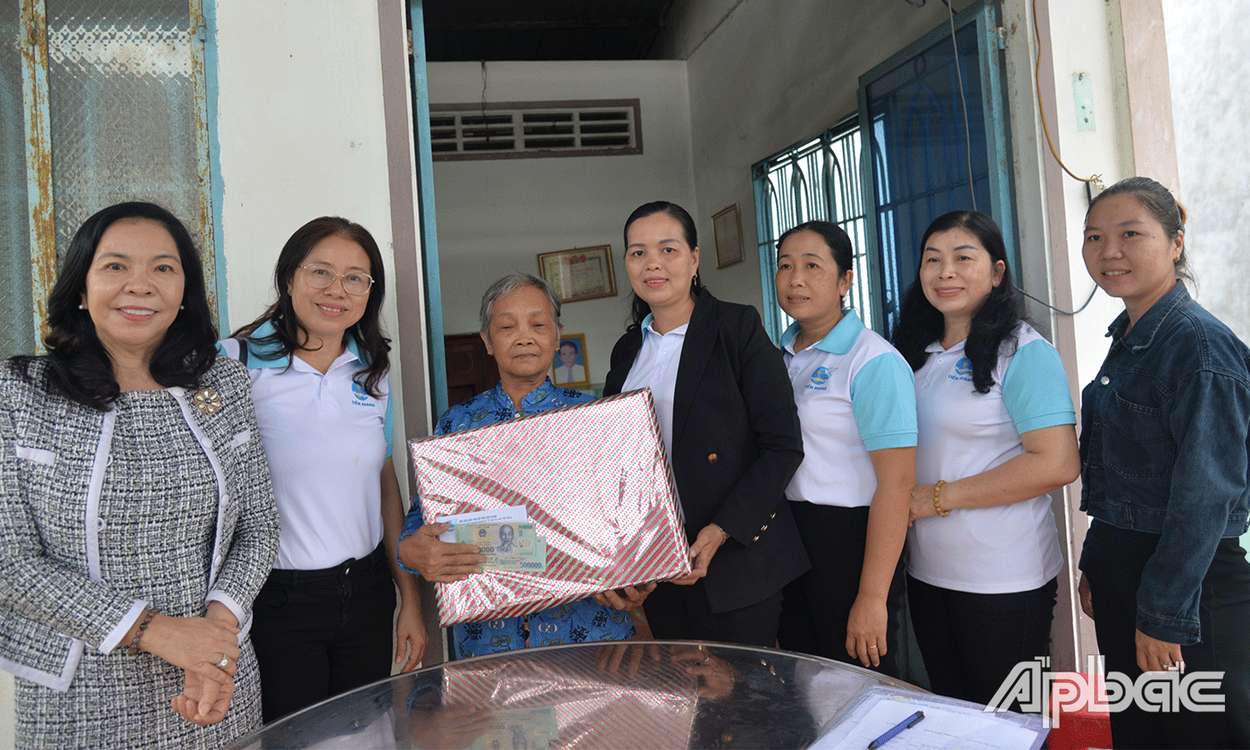 Chủ tịch Hội LHPN tỉnh Nguyễn Thị Kim Phượng và các nữ doanh nhân thăm, tặng quà cựu thanh niên xung phong Thạch Thị Thiếu, xã Tân Hưng, Cái Bè.