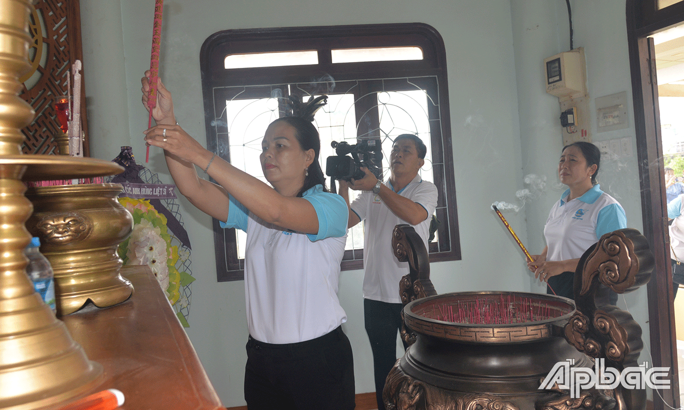 Chủ tịch Hội LHPN tỉnh Nguyễn Thị Kim Phượng viếng Phủ thờ Chủ tịch Hồ Chí Minh tại xã Tân Hưng, Cái Bè.