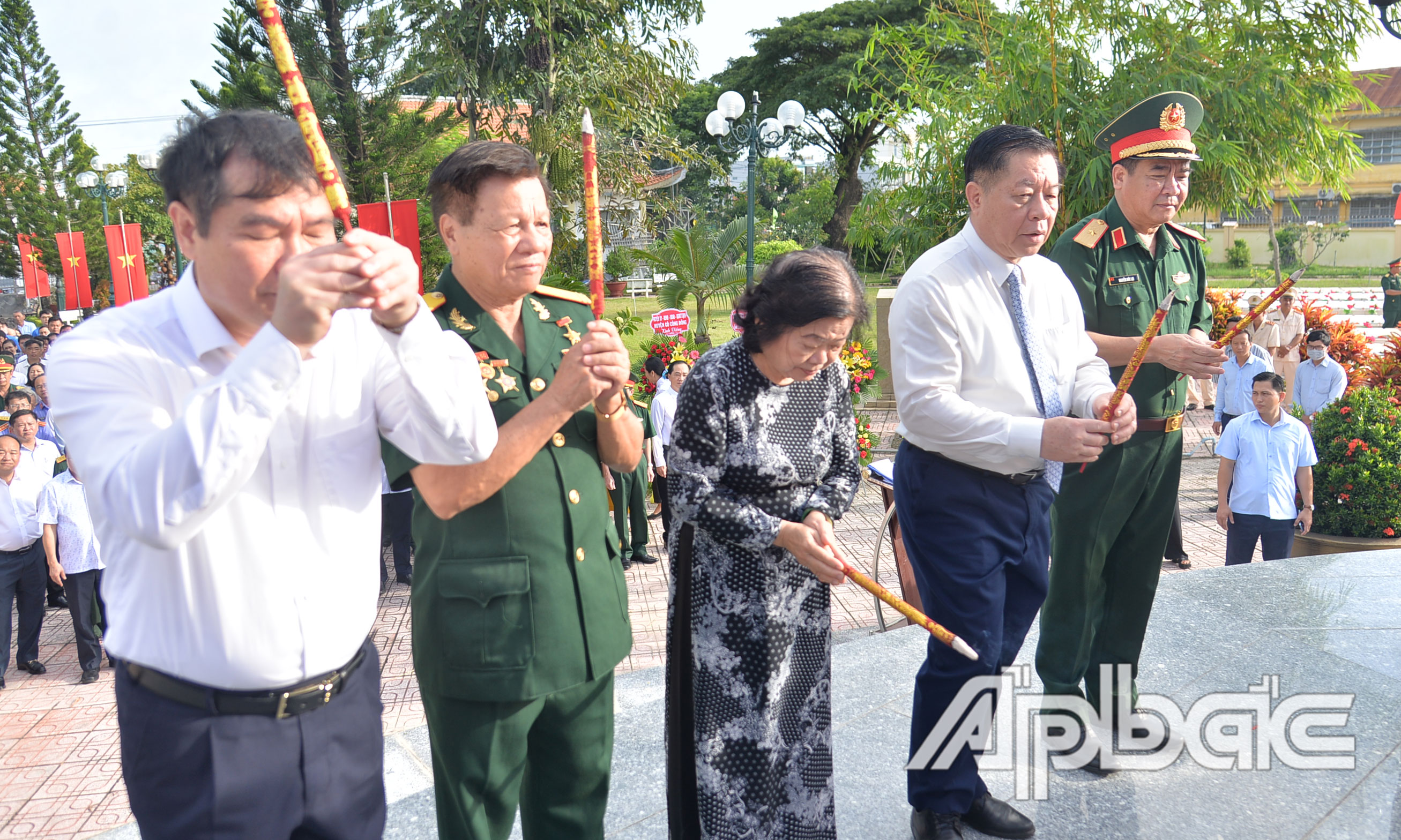 Đồng chí Nguyễn Trọng Nghĩa viếng dâng hương tại Nghĩa trang Liệt sĩ huyện Gò Công Đông, TX. Gò Công.