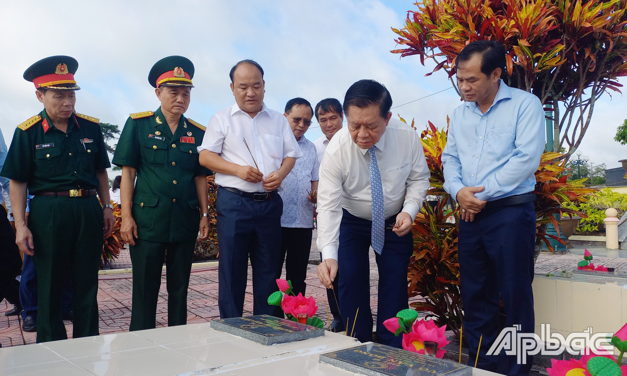Viếng mộ liệt sĩ.