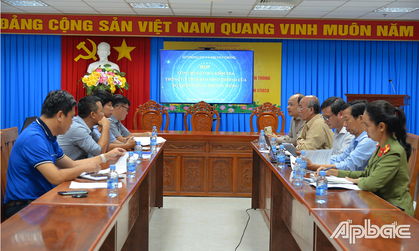 Quang cảnh cuộc họp công bố kết quả kiểm tra.