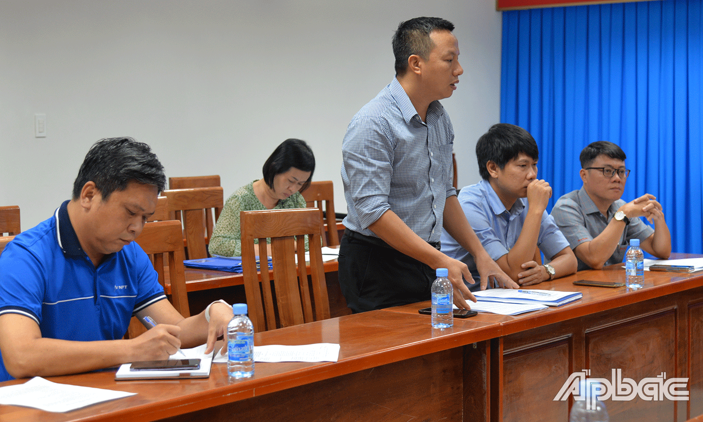Đại diện các nhà mạng phát biểu tại cuộc họp.