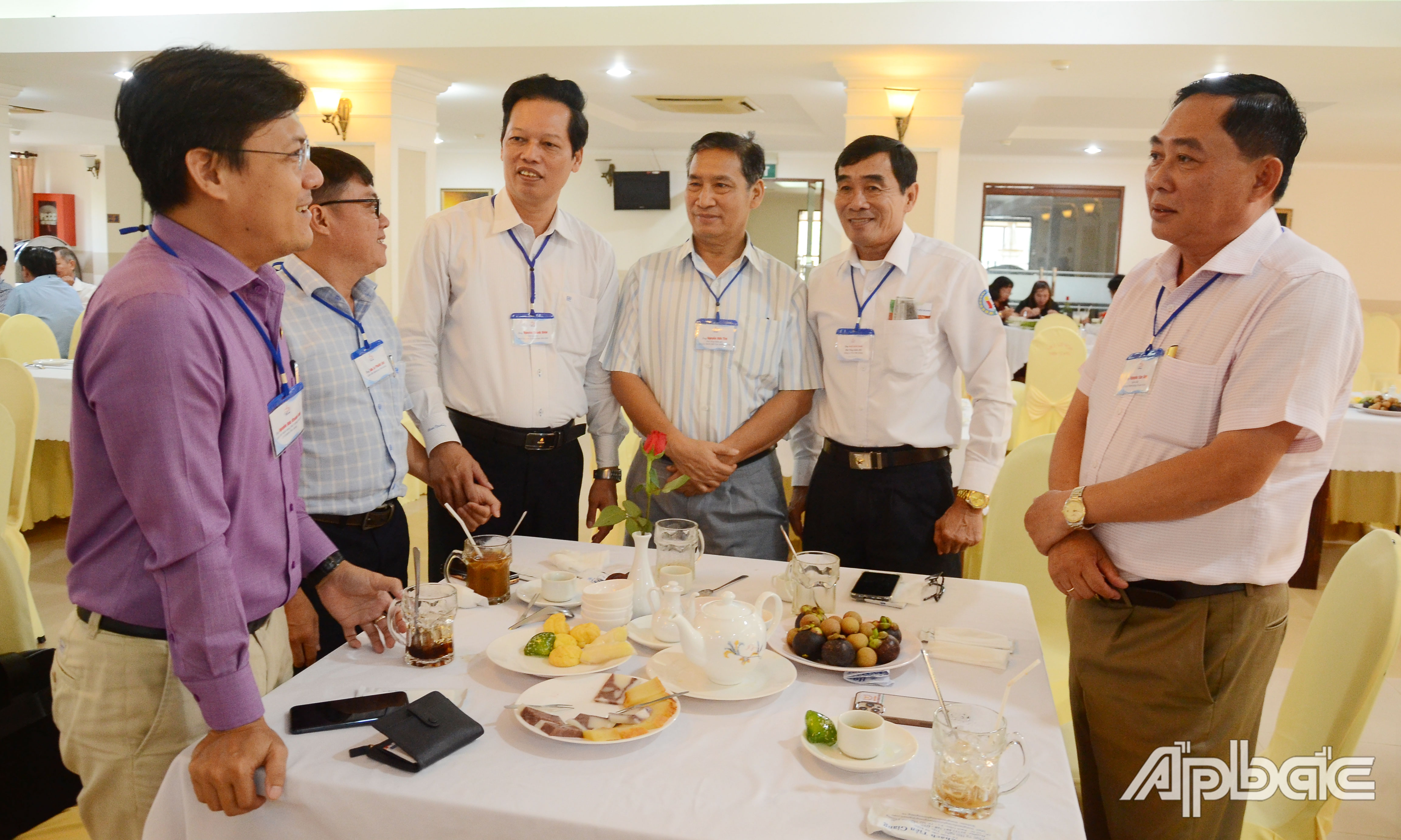 Đồng chí Nguyễn Thành Diệu trao đổi với các DN.