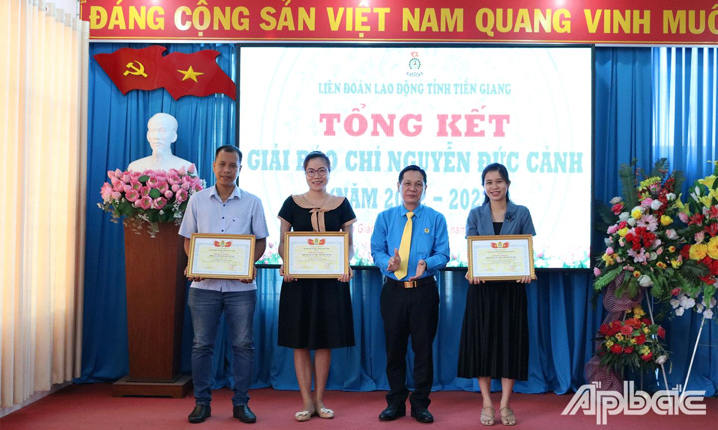 Đồng chí Lê Minh Hùng Chủ tịch Liên đoàn Lao động tỉnh Tiền Giang khen thưởng các 