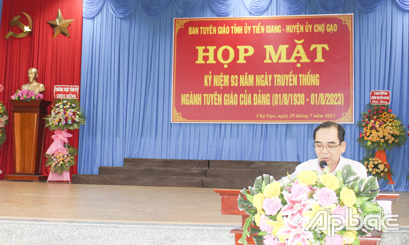 Đồng chí Nguyễn Phúc Nghiệp, Trưởng phòng Hành chính - Lịch sử, Ban Tuyên giáo Tỉnh ủy phát biểu ôn lại truyền thống ngành Tuyên giáo.