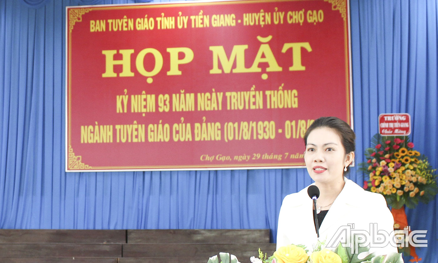 Đồng chí Nguyễn Thị Uyên Trang, Phó Trưởng Ban Tuyên giáo Tỉnh ủy Tiền Giang cùng Ban Giám hiệu, cán bộ, viên chức nhà trường tham dự hội nghị trực tuyến.