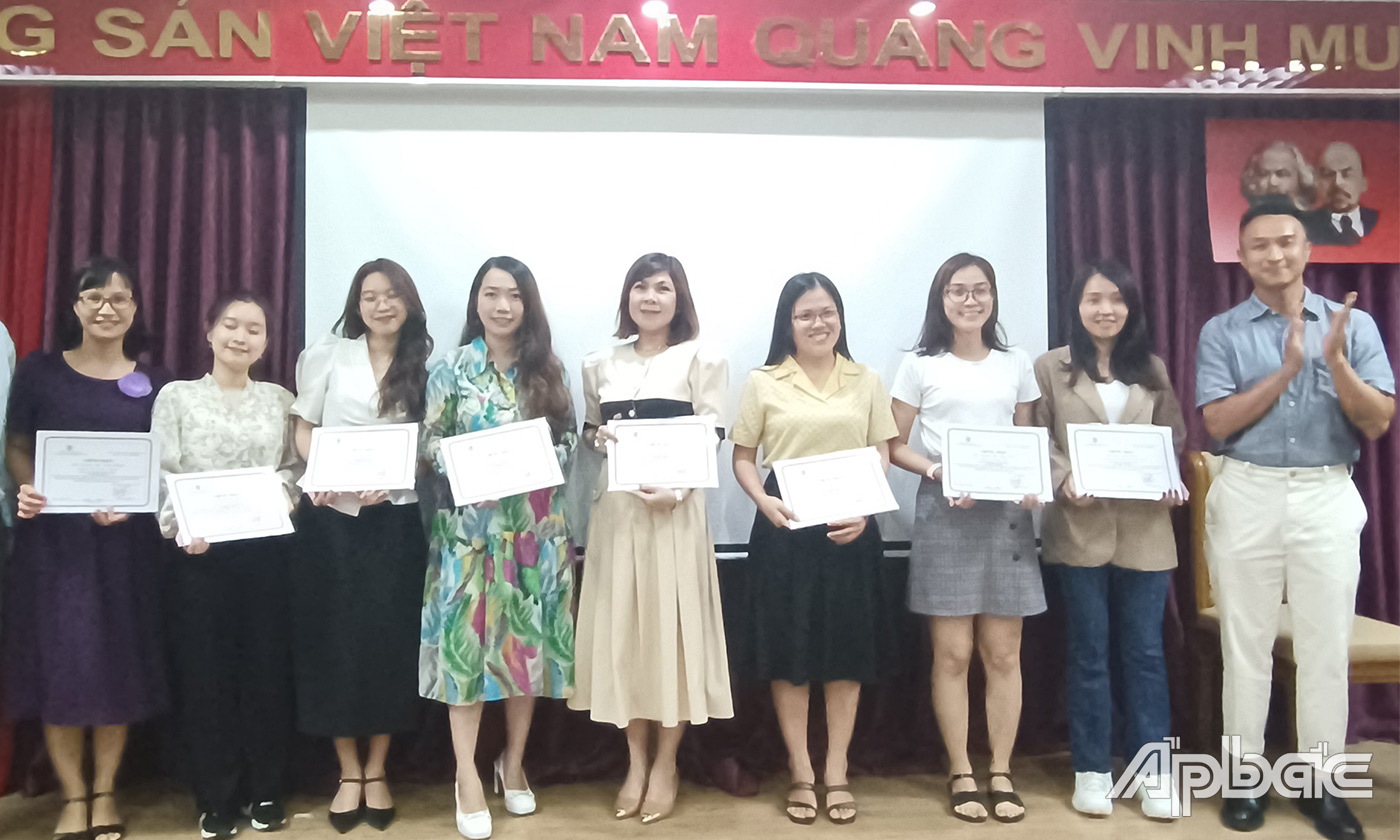 Trao giấy chứng nhận cho các học viên