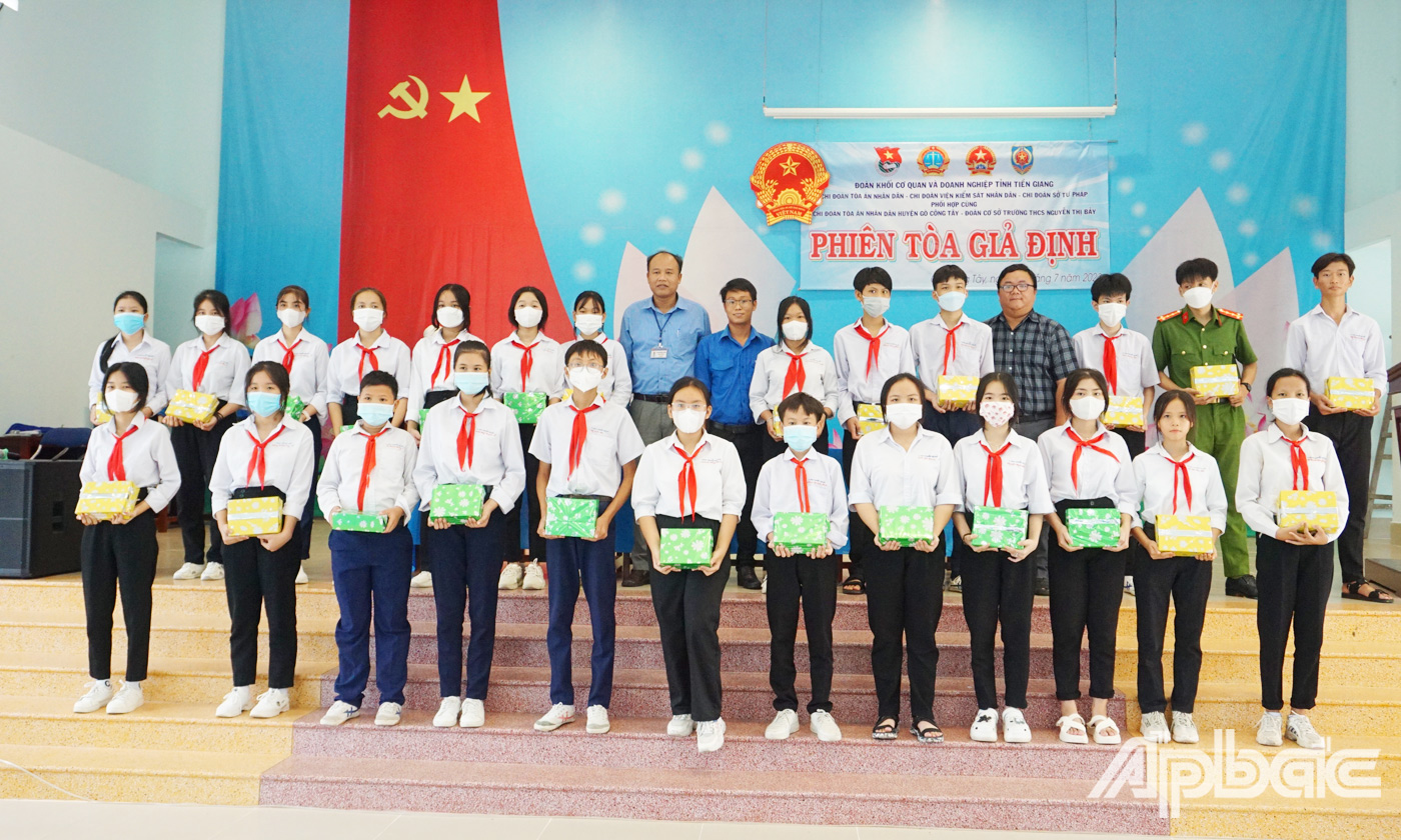 Chi đoàn Tòa án nhân dân, Chi đoàn Viện kiểm sát nhân dân, Chi đoàn Sở tư pháp tỉnh Tiền Giang trao quà cho các em học sinh có hoàn cảnh khó khăn tại trường Trung học Cơ sở Nguyễn Thị Bảy