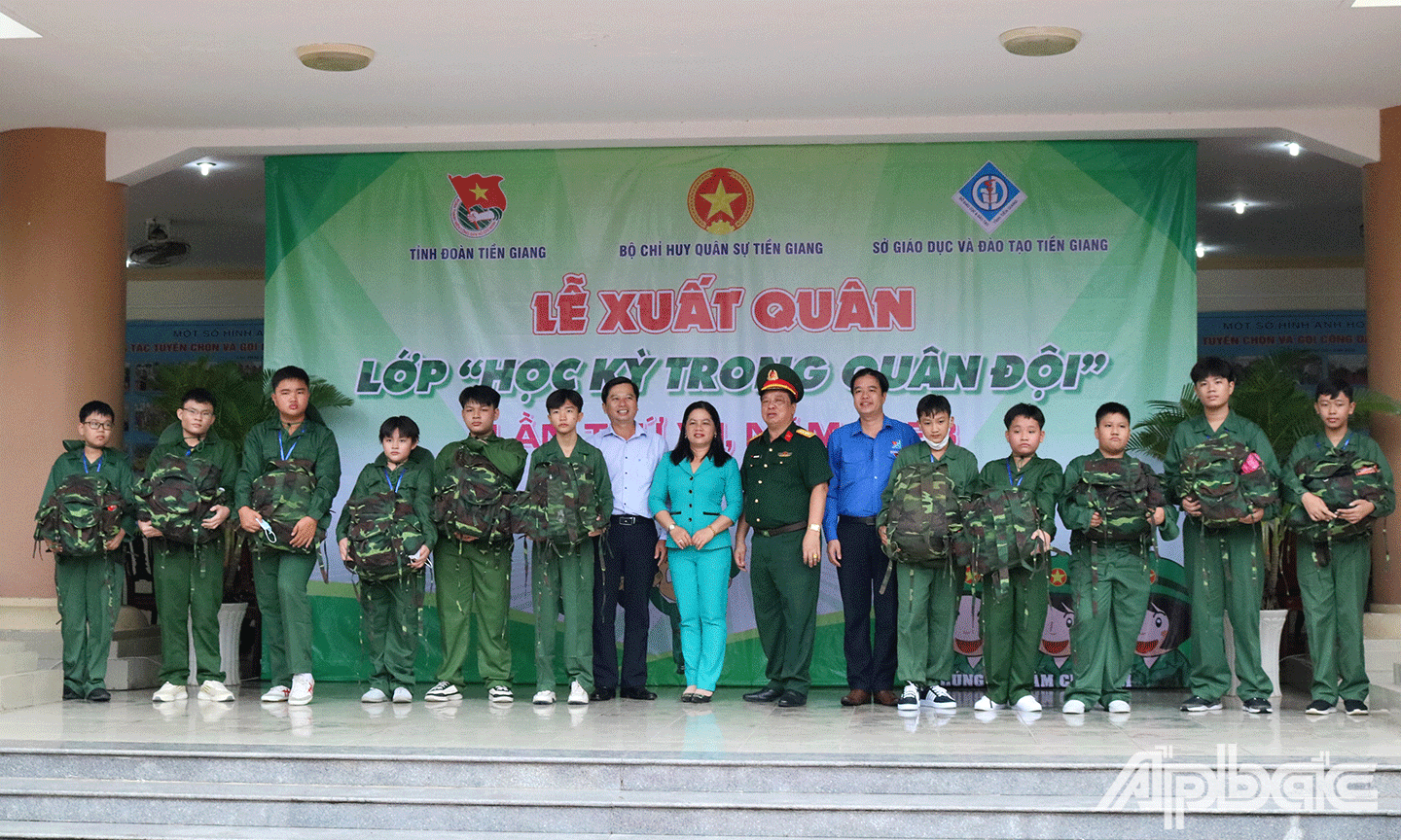 Các chiến sỹ nhí được trao quân trang 