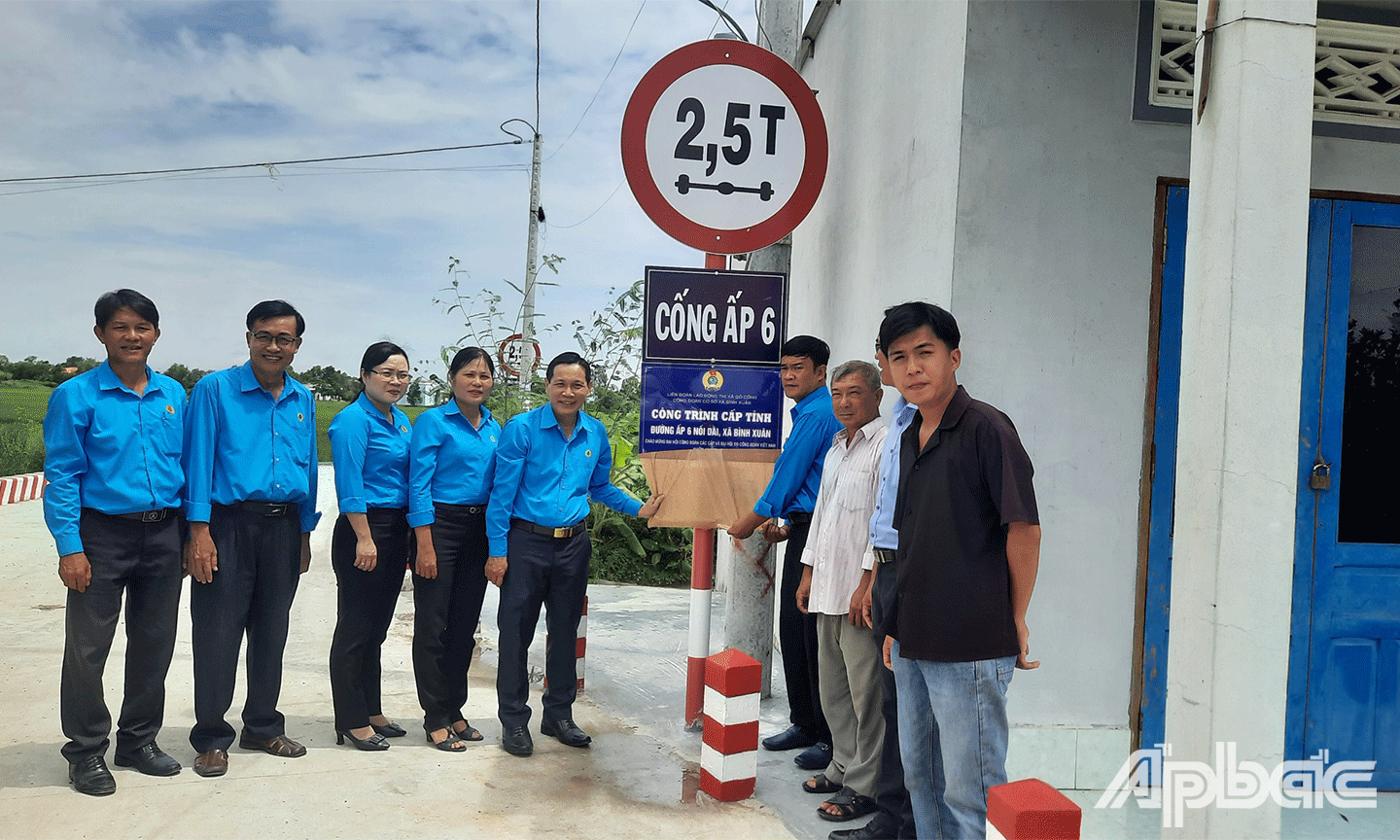 LĐLĐ tỉnh Tiền Giang gắn biển công trình thi đua cấp tỉnh “Đường ấp 6” trên địa bàn xã Bình xuân, thị xã Gò Công, tỉnh Tiền Giang.