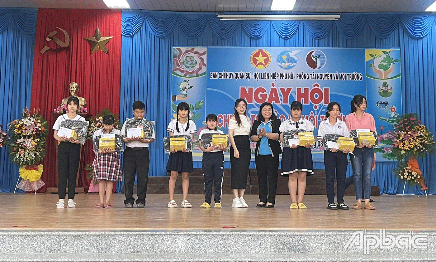 Tặng quà cho các em học sinh.