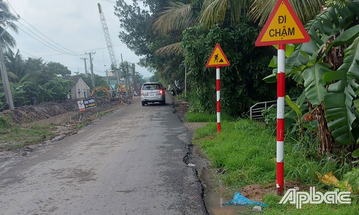 Cấm xe tải trọng trên 8 tấn.