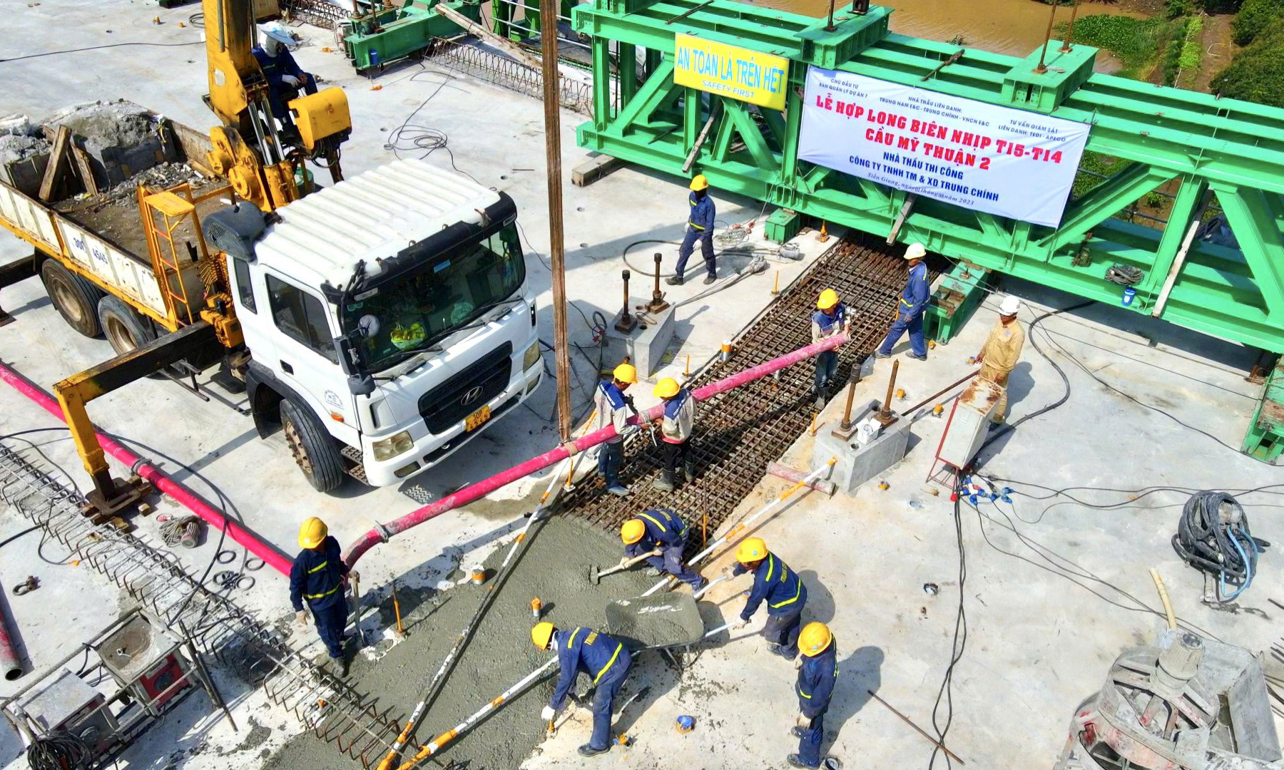 Đơn vị thi công tiến hành hợp long nhịp biên T14 - T15 cầu Mỹ Thuận 2 phía bờ tỉnh Tiền Giang.