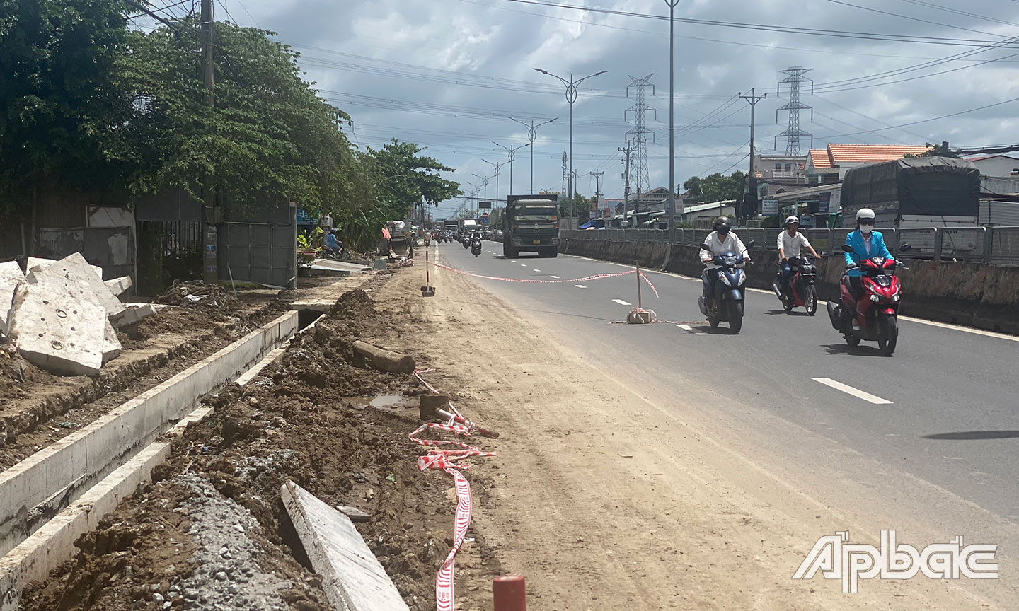 Không lắp đầy đủ các biển báo an toàn giao thông. Ảnh chụp trước ngày 31-7.