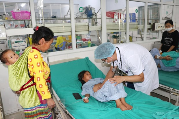 Một trong 3 trẻ bị ngộ độc đang được cấp cứu, điều trị tại Khoa Hồi sức tích cực, Bệnh viện Đa khoa tỉnh Hà Giang. (Ảnh: Minh Tâm/TTXVN)