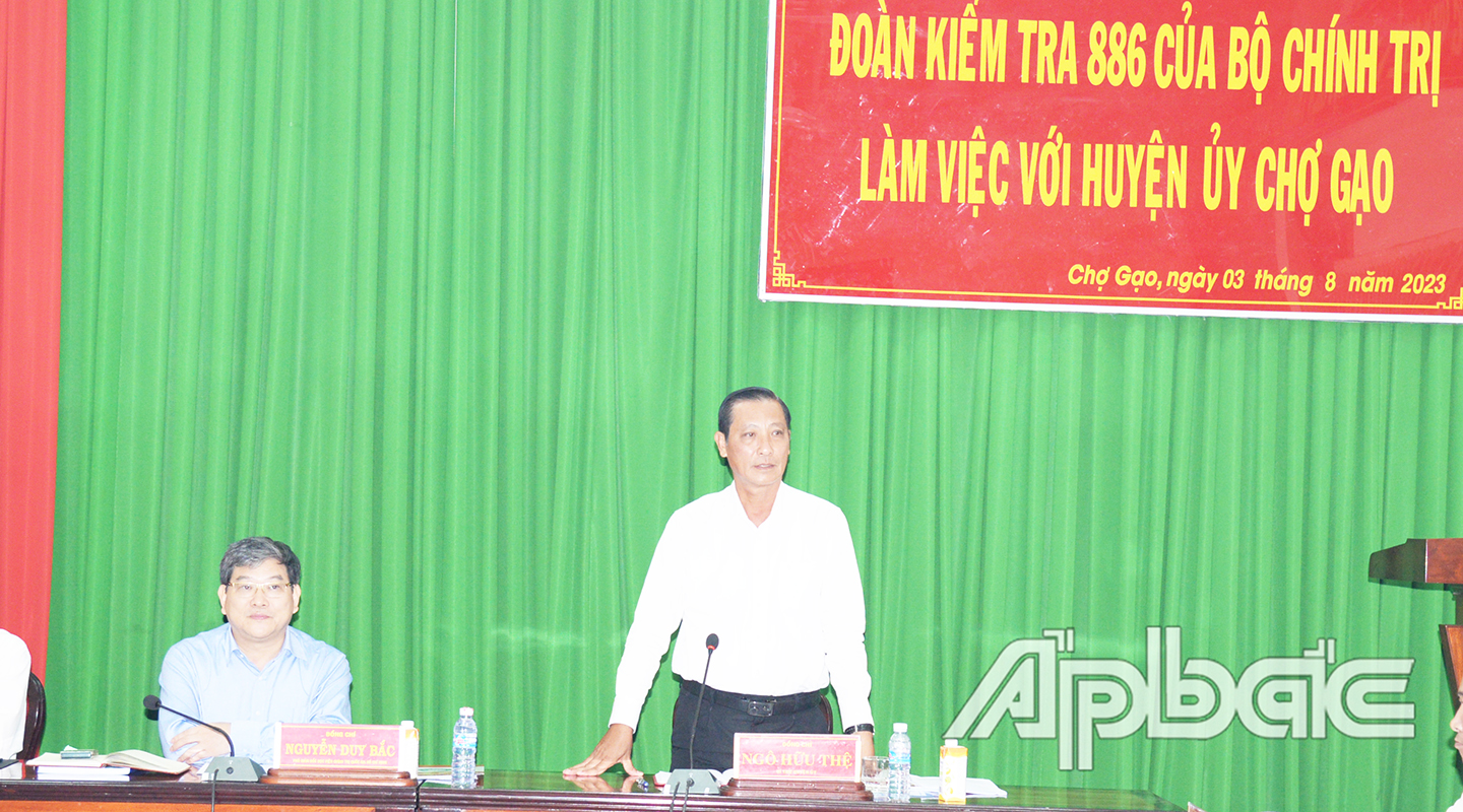 Đồng chí Ngô Hữu Thệ, Bí thư Huyện ủy Chợ Gạo trình bày những vướng mắc và kiến nghị tháo gỡ đối với trung ương trong công tác lãnh đạo, chỉ đạo triển khai, quán triệt và thực hiện công tác cán bộ