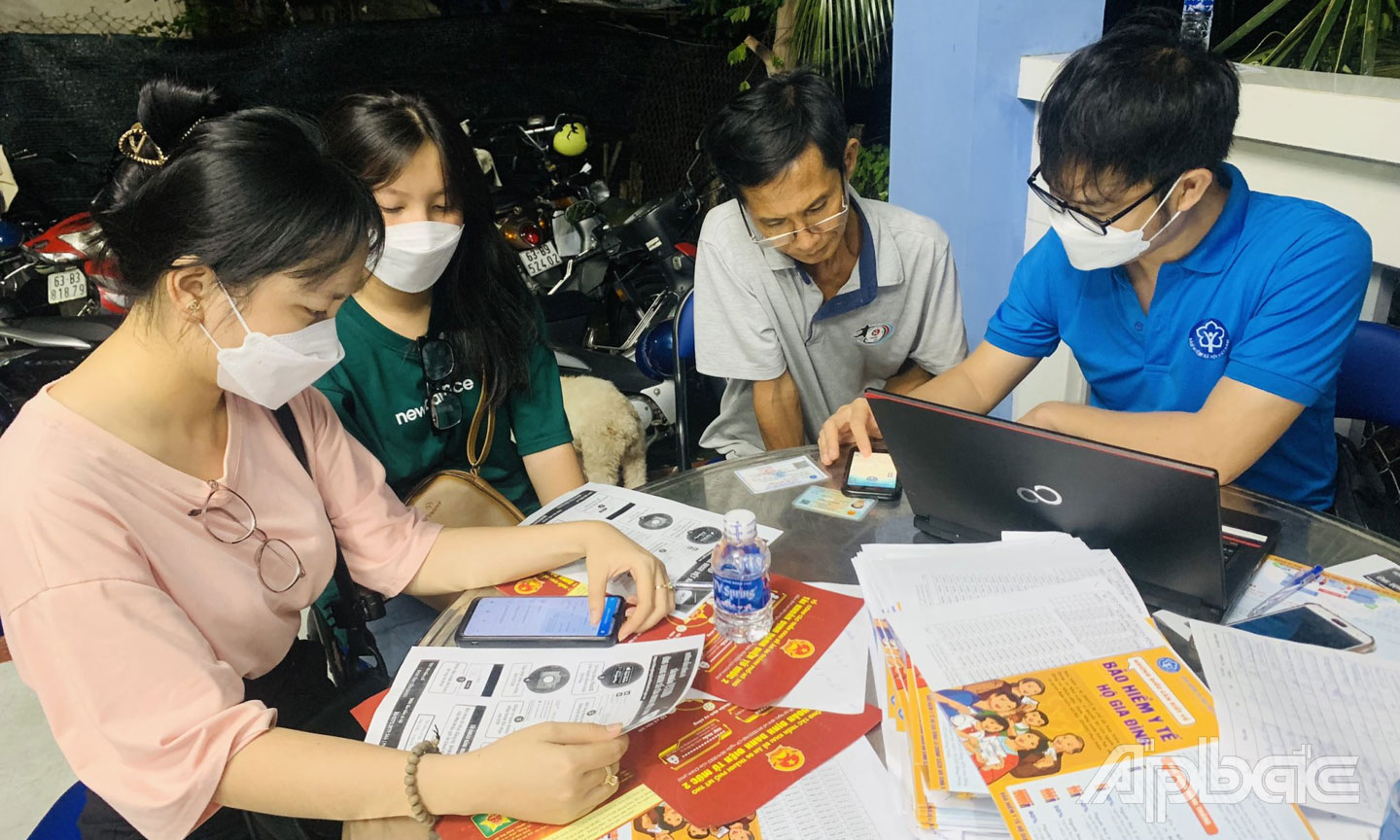 Nhân viên BHXH tỉnh hướng dẫn người dân cài đặt ứng dụng VssID BHXH số