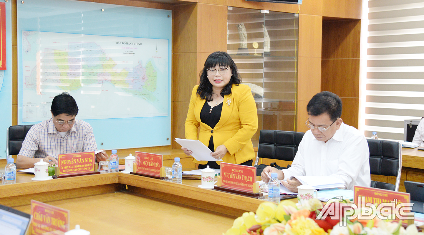 Đồng chí Thái Ngọc Bảo Trâm, Bí thư Đảng ủy khối cơ quan và doanh nghiệp tỉnh báo cáo kết quả triển khai thực hiện kết luận 26 của Bộ chính trị