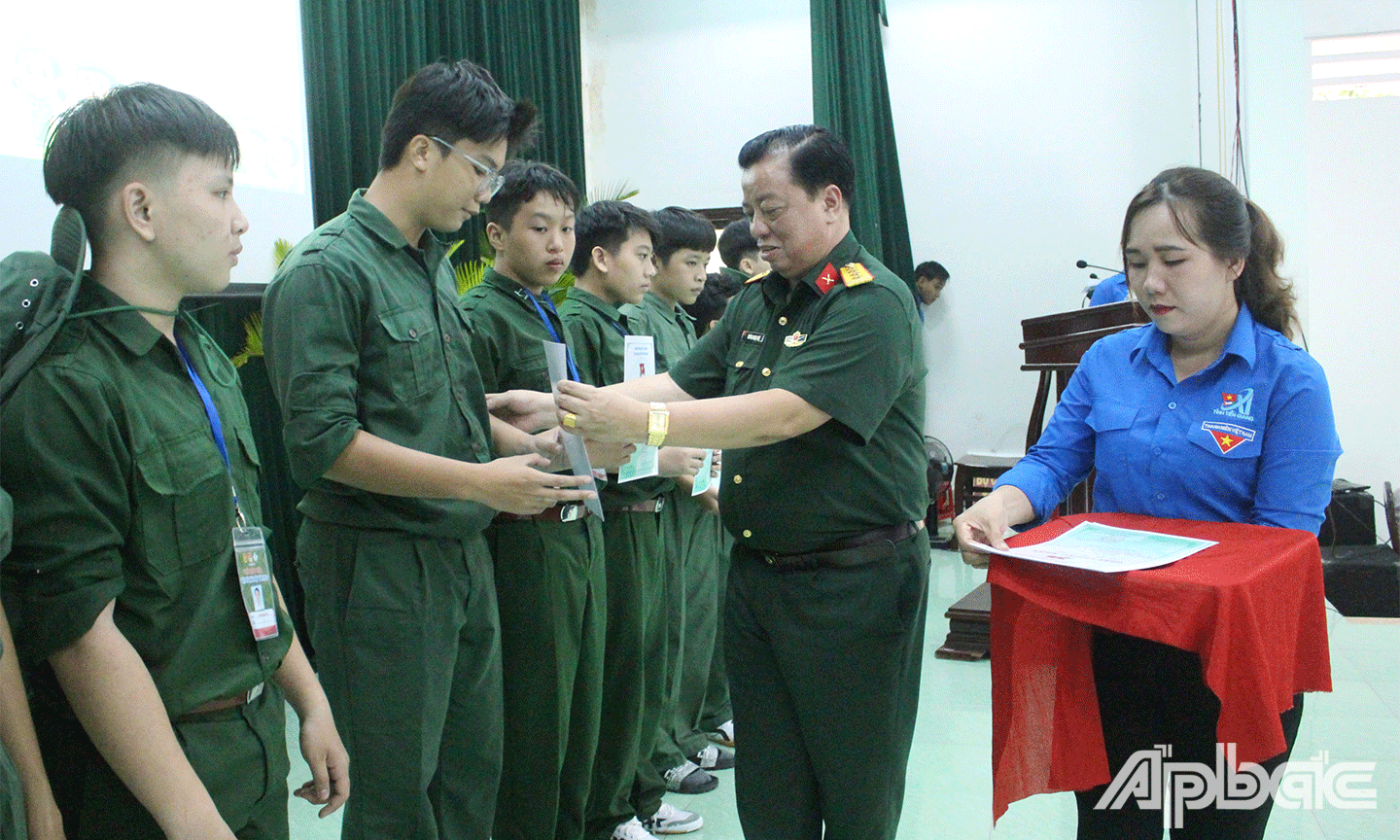 Các em học viên được trao giấy chứng nhận sau khi kết thúc lớp “Học kỳ trong Quân đội” 