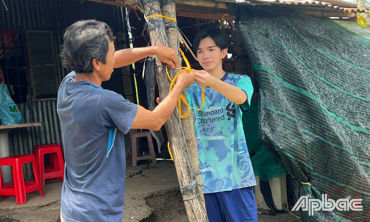 Minh Duy phụ cha công việc gia đình.