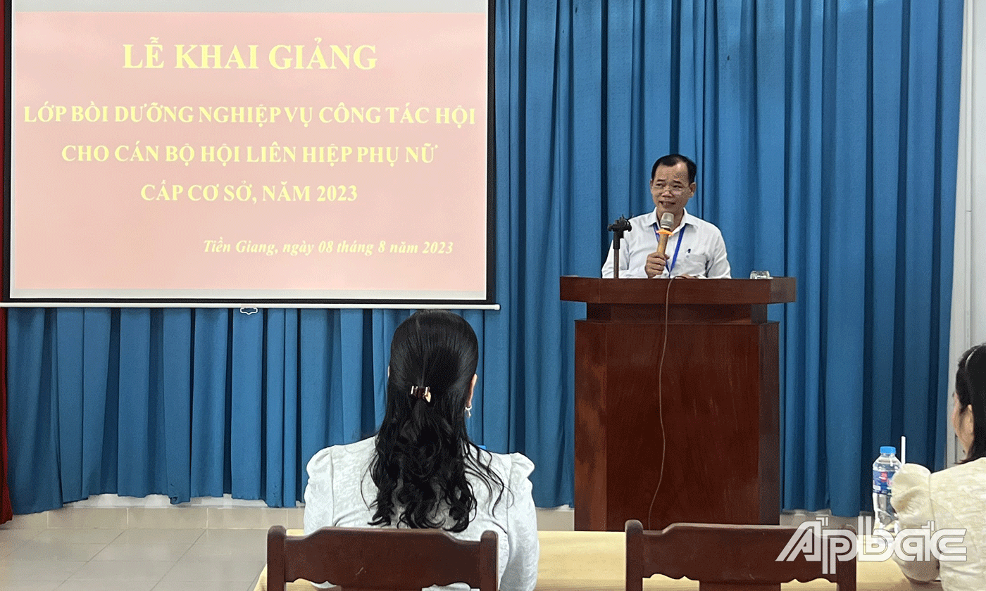 Phó Hiệu trưởng Trường Chính trị tỉnh Nguyễn Văn Sơn phát biểu tại lễ khai giảng.