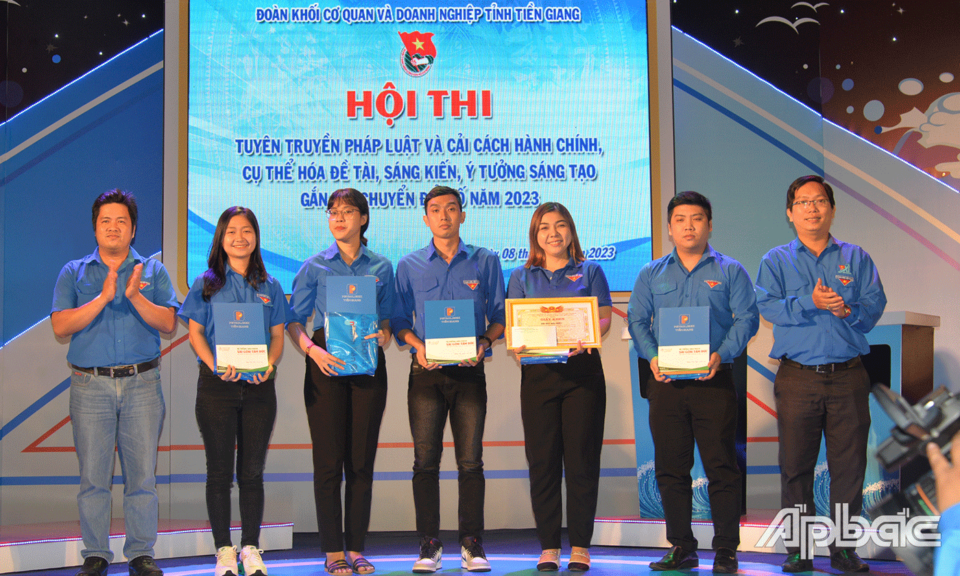 Trao giải nhất cho đội Cụm đoàn 4.