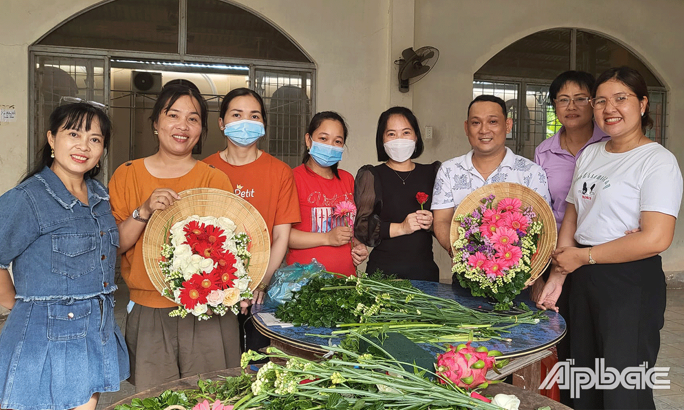 Dạy cắm hoa.