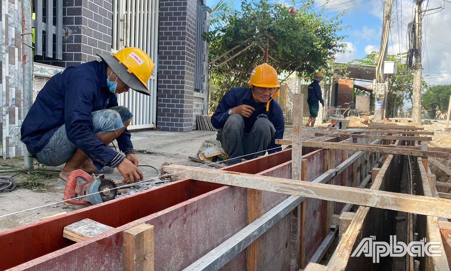 Hàng trăm công nhân đang khẩn trương trên công trình.
