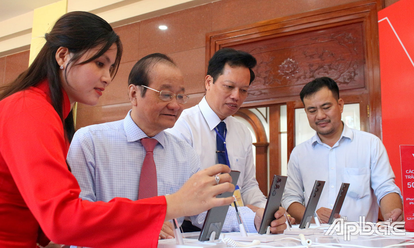  Lãnh đạo tỉnh tham quan và trải nghiệm sản phẩm chuyển đổi số cho doanh nghiệp.