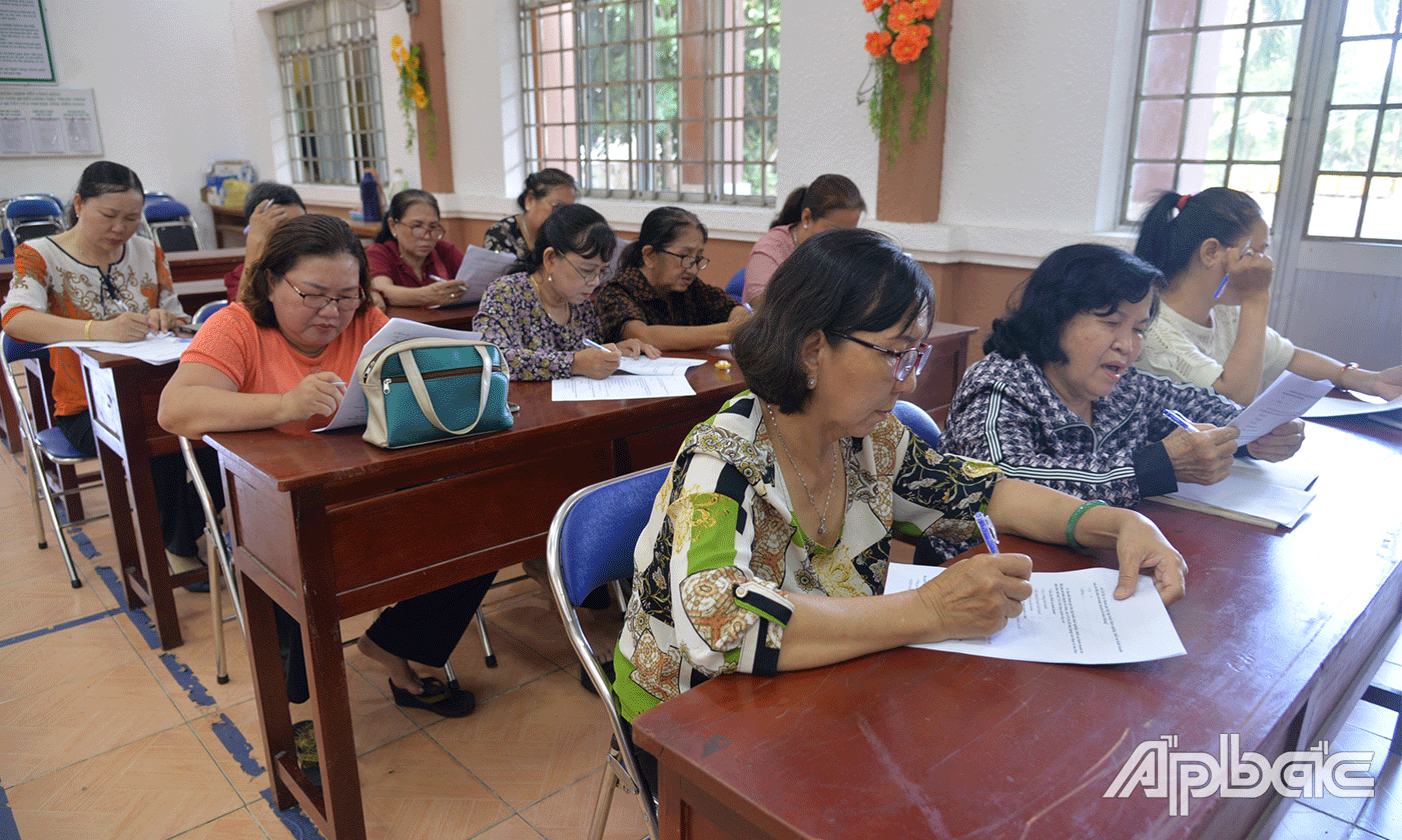 Đoàn tiến hành lấy phiếu khảo sát tỷ lệ phụ nữ tiếp cận và được hỗ trợ từ Đề án.
