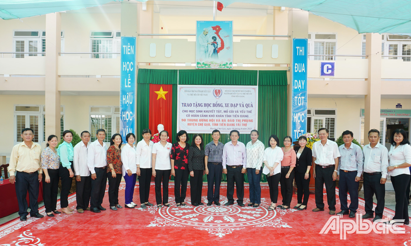 Đại biểu trao quà cho các em học sinh khuyết tật, mồ côi, yếu thế tại xã Quơn Long, huyện Chợ Gạo