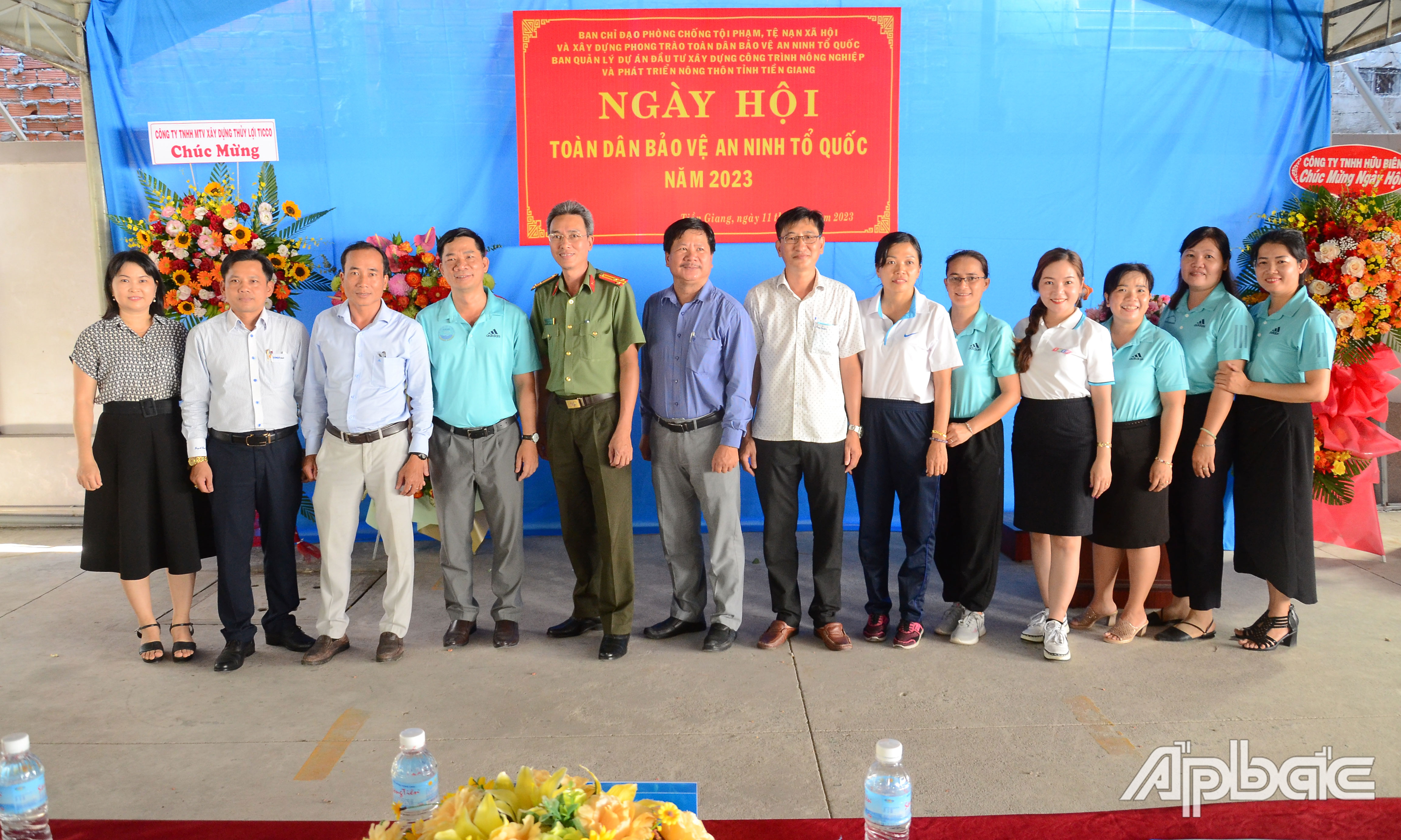 Các đại biểu chụp hình lưu niệm tại Ngày hội.