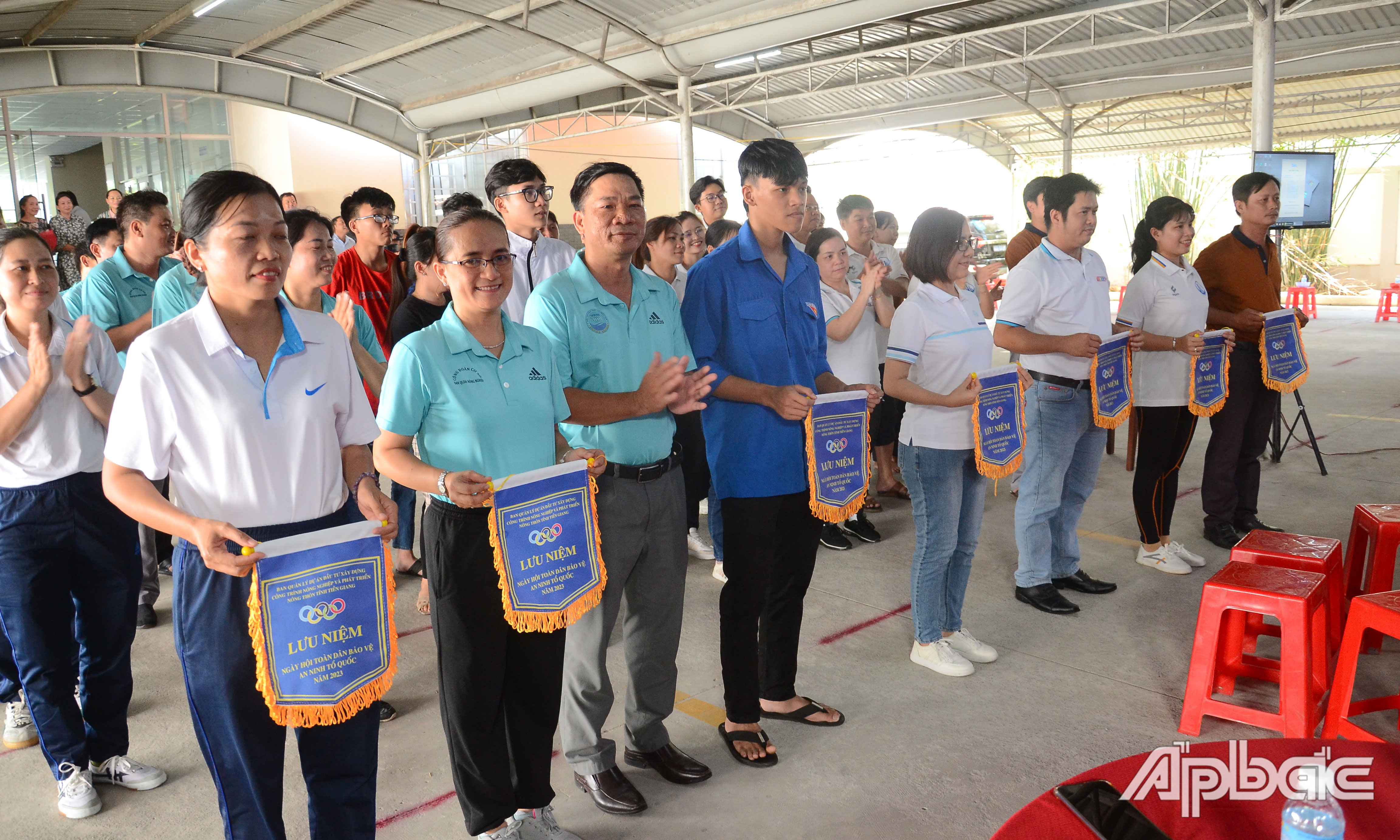Trao cờ luân lưu cho các đội tham gia trò chơi tại Ngày hội.