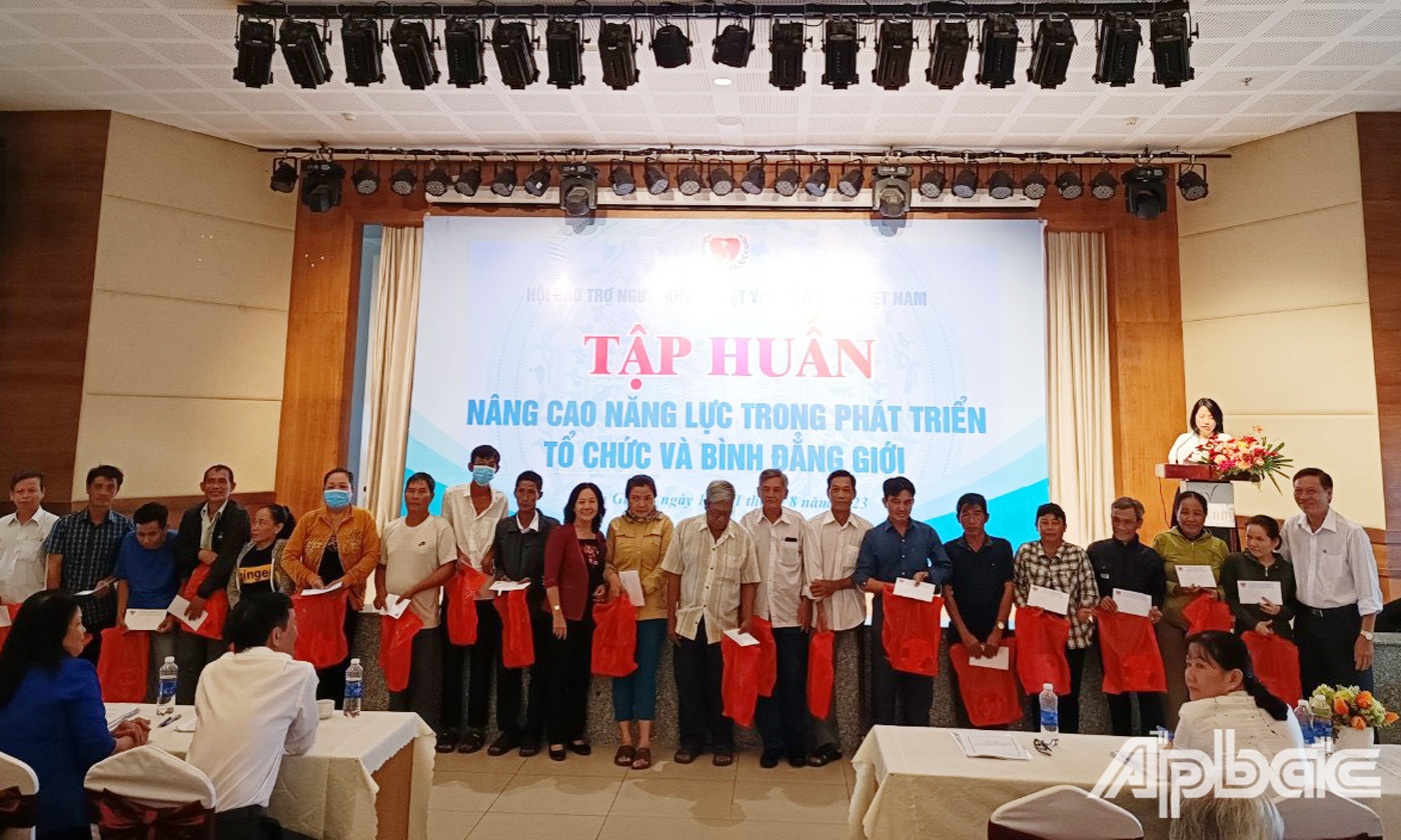 Trung ương Hội Bảo trợ người khuyết tật và trẻ mồ côi Việt Nam cùng đại biểu trao tặng quà cho 130 người khuyết tật