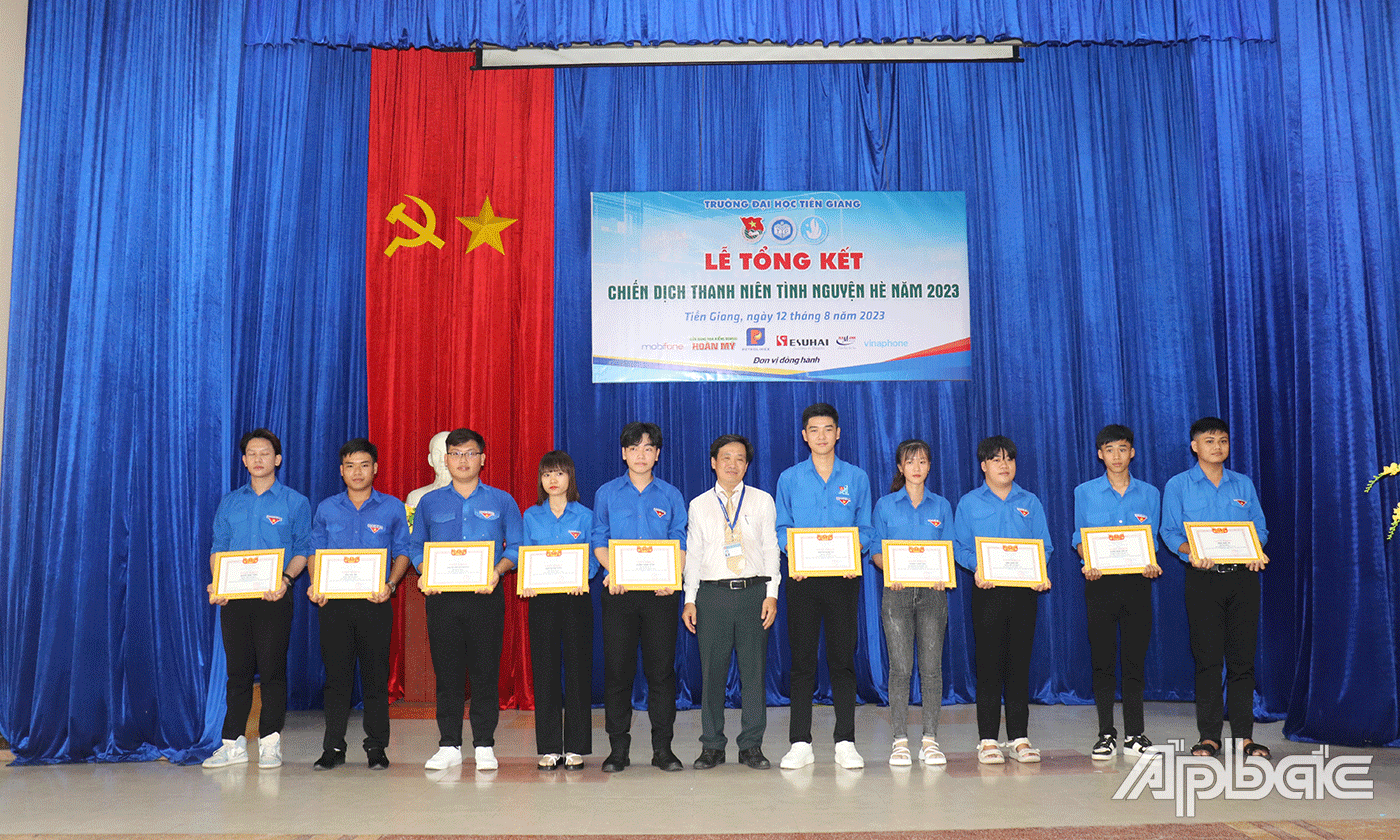 Phó hiệu trưởng Trường Đại học Tiền Giang Nguyễn Hoàng Vũ, Chỉ huy Chiến dịch TNTN hè năm 2022 trao Giấy khen của Hiệu trưởng nhà trường cho các tình nguyện viên có thành tích xuất sắc trong chiến dịch.
