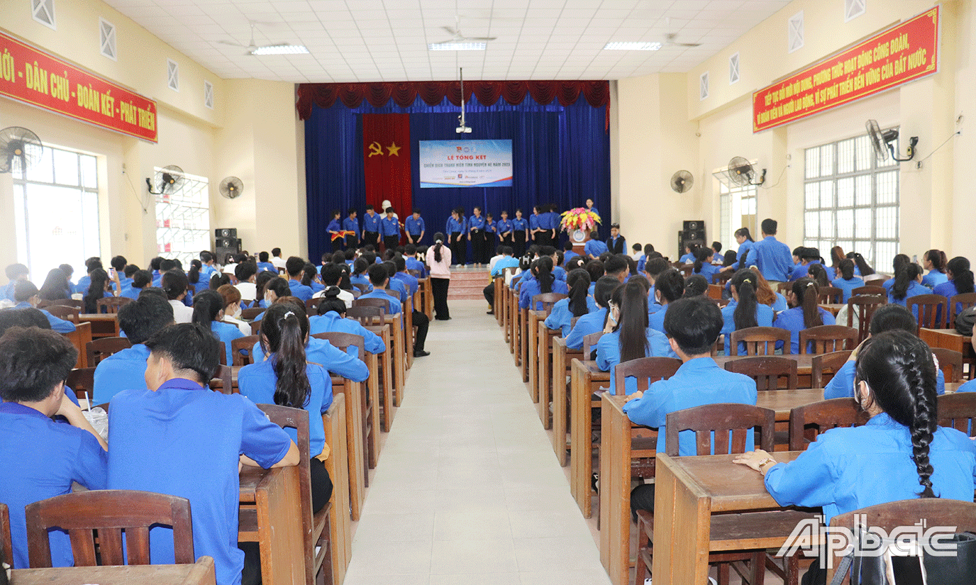 Quang cảnh buổi lễ tổng kết chiến dịch.