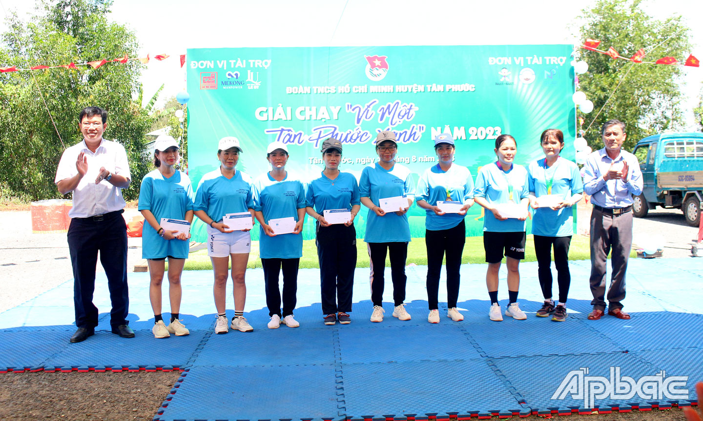 Trao các giải cá nhân cho hạng mục cự ly