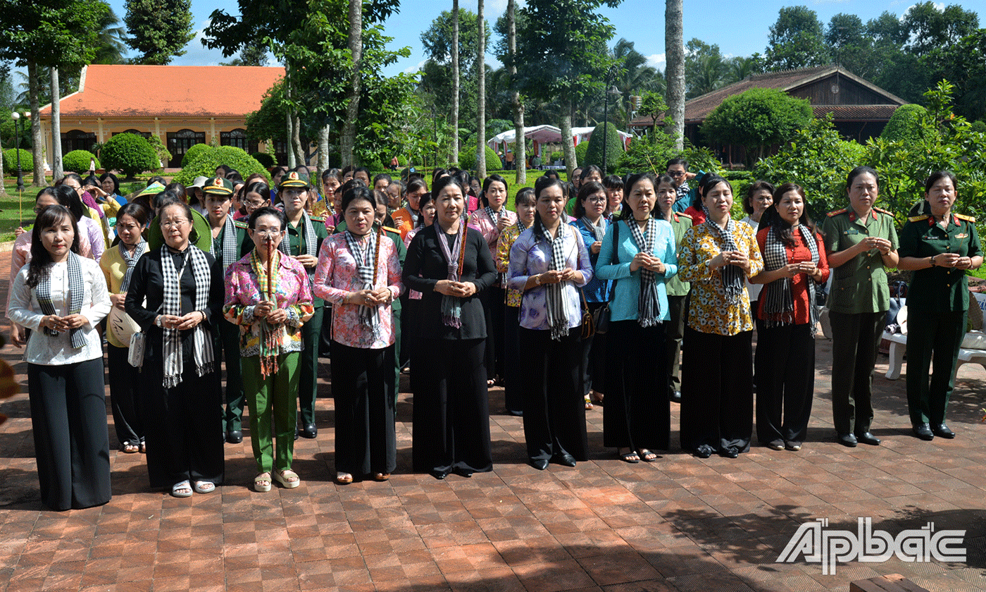 Đoàn dâng hương, dâng hoa tưởng niệm tại Bia ghi danh các Anh hùng Liệt sĩ;