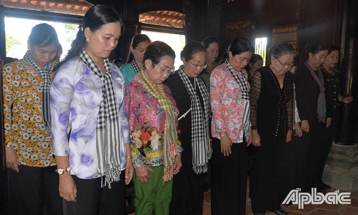 Dâng hương, dâng hoa báo công Mẹ Việt Nam Anh hùng, Cố Chủ tịch Hội LHPN Việt Nam Nguyễn Thị Thập.