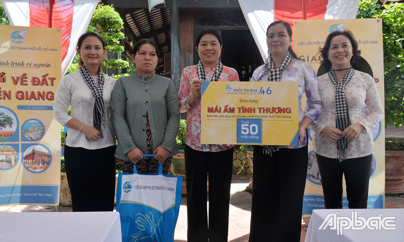 Hội LHPN thành phố trao tặng mái ấm tình thương.