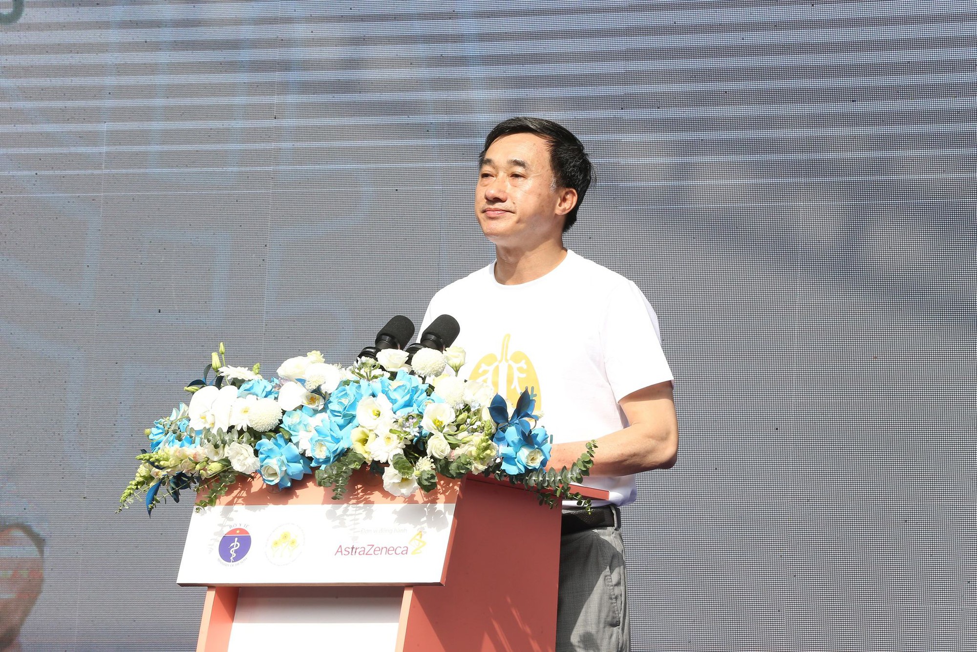 GS.TS Trần Văn Thuấn - Thứ trưởng Bộ Y tế kêu gọi cộng đồng hãy cùng chung tay đẩy lùi ung thư phổi. Các doanh nghiệp, tổ chức cần đưa chương trình sàng lọc ung thư nói chung và ung thư phổi nói riêng đối với các nhóm đối tượng nguy cơ vào vào chương trình khám sức khỏe định kỳ.