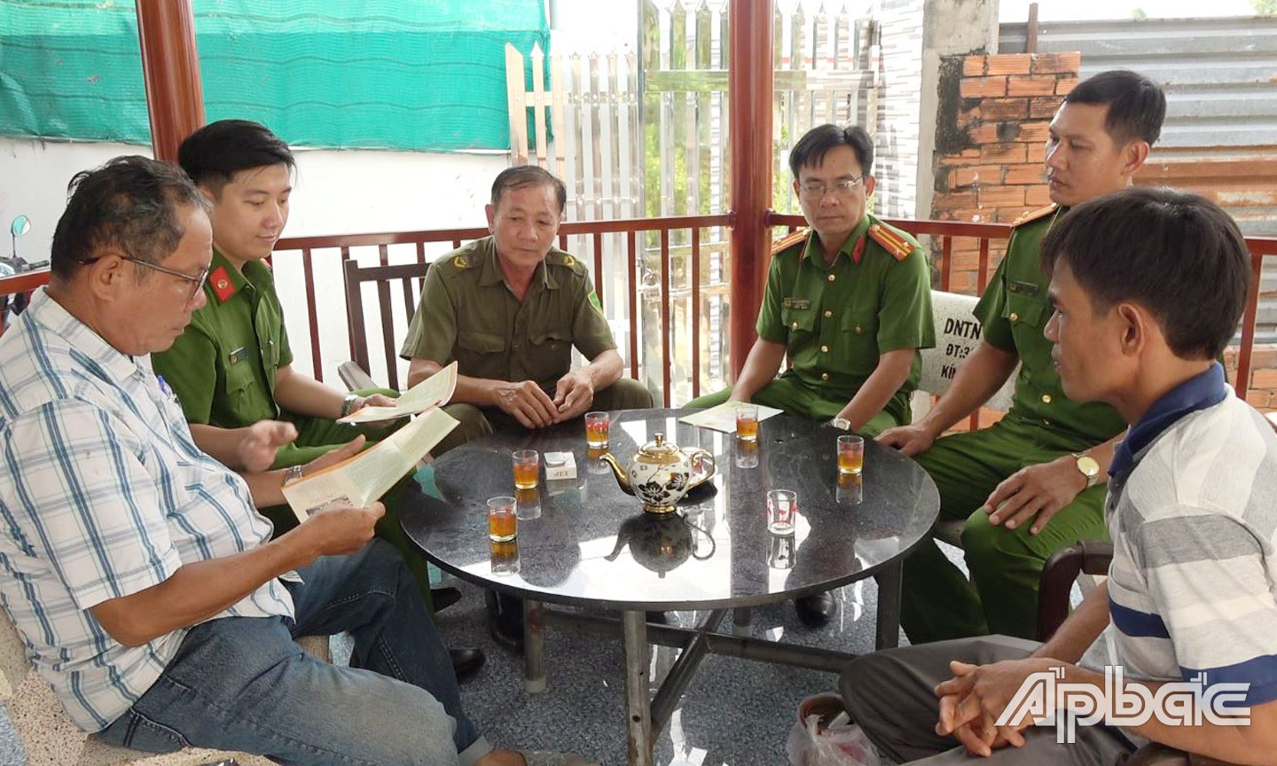 Lực lượng Công an tuyên truyền, vận động nhân dân phòng ngừa, tố giác tội phạm.