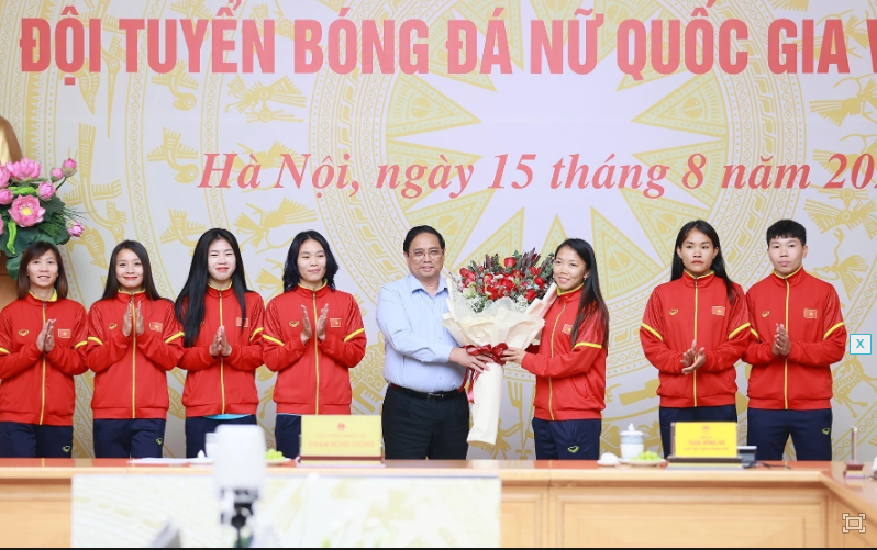 Thủ tướng Phạm Minh Chính tặng hoa cho các cầu thủ đội tuyển bóng đá nữ Việt Nam.Ảnh: Dương Giang/TTXVN