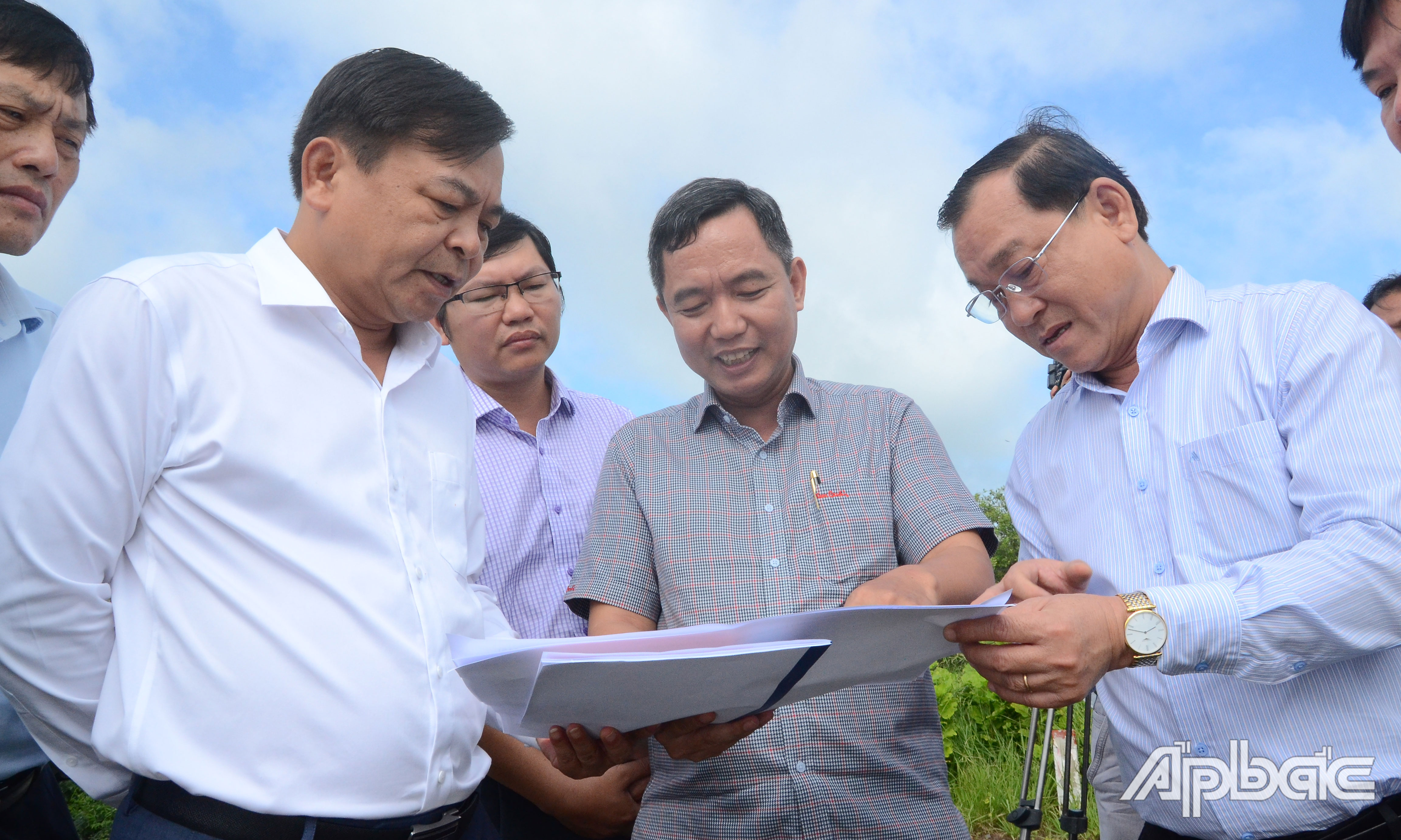 Thứ trưởng Bộ NN&PTNT Nguyễn Hoàng Hiệp trao đổi với đồng chí Nguyễn Văn Vĩnh về tình hình sạt lở bờ biển Gò Công.